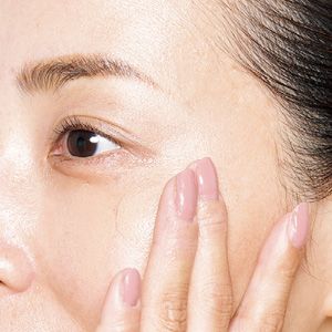 リキッドタイプは第2関節までの指の腹を使用。指先で塗るとムラづきするので、なるべく広い面でトントンと塗布するのがコツ。のばすときも軽いタッチで。