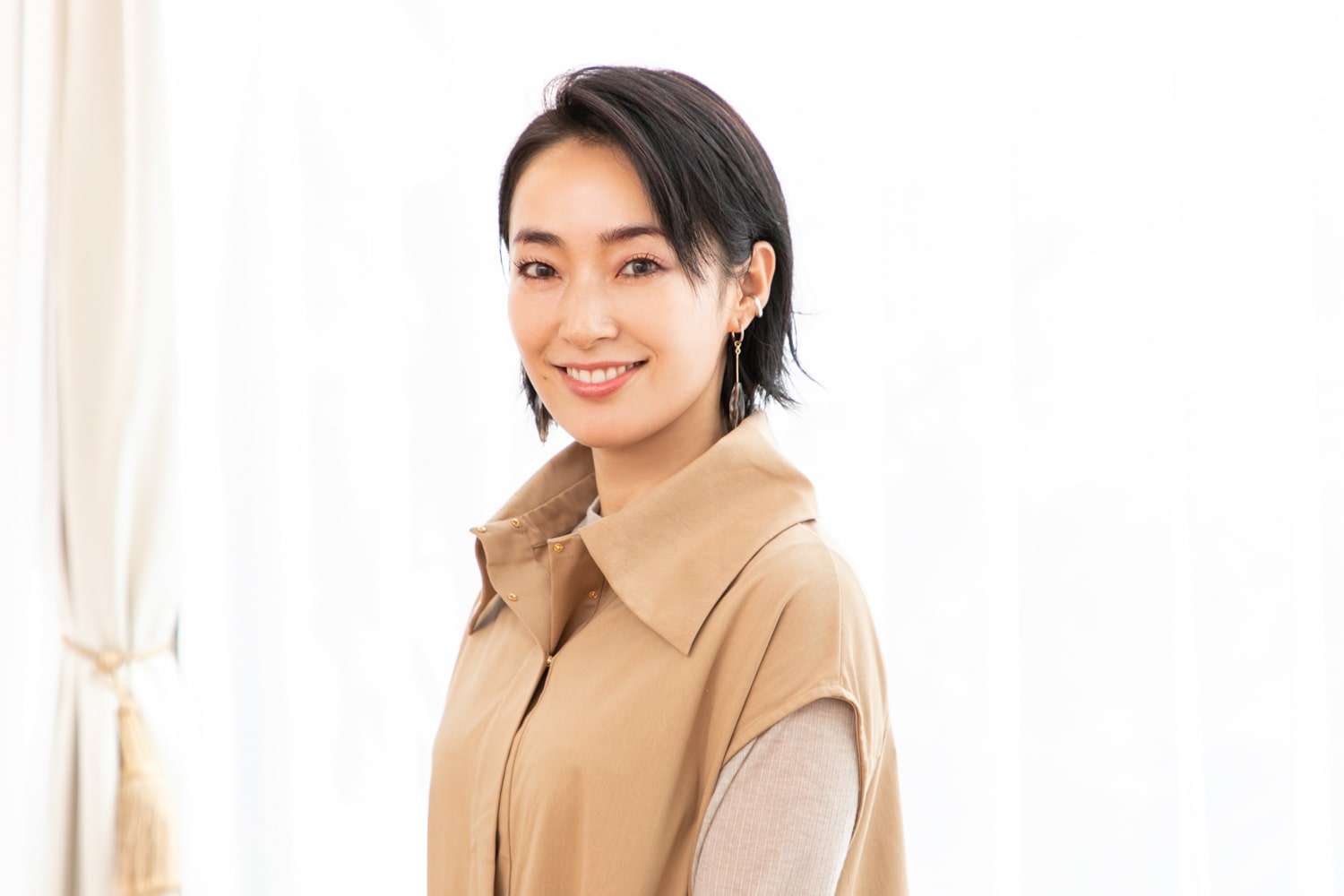 BEAUTRIUM南青山店のマネージャー・相沢美沙さん。ショートヘアにしたことをきっかけに、アクセサリー作りにハマっているという相沢さん。「ショートにしたので大振りのイヤリングが欲しかったのですが、気に入るものが見つからず自分で作り始めました。ショートの方は、ぜひ大振りのイヤーアクセを。簡単におしゃれに見えますよ!」Instagramアカウント@beautrium_minamiaoyama