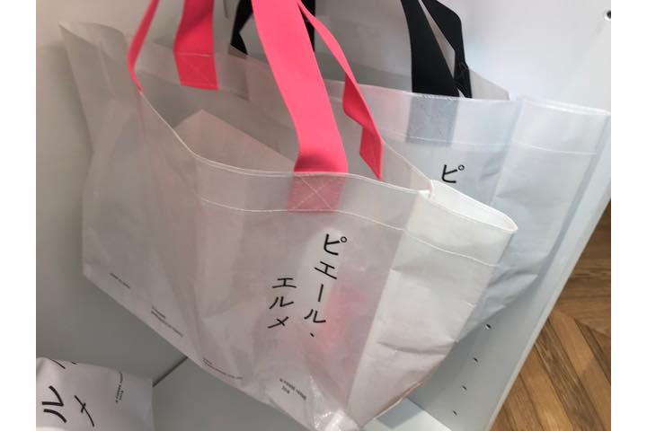 クリアトートのピンクのハンドルのものは、オープン限定商品。価格は各色¥2,000(税別)