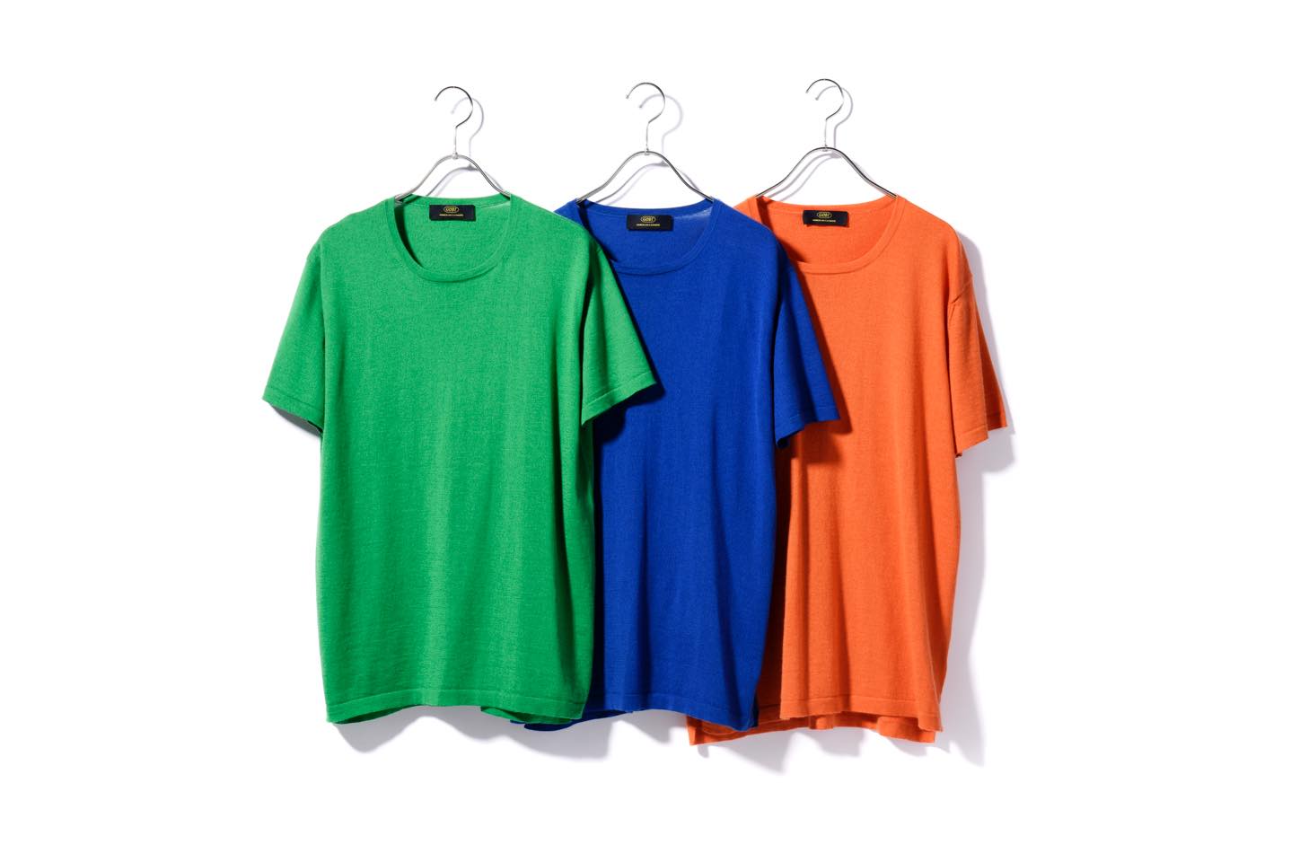 ニットTシャツ各¥19,000(シック〈ゴビ〉)