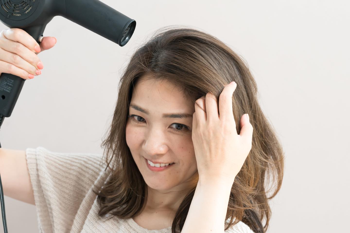 髪を起こしたい方向の逆からドライヤーを当てると、ふんわり立ち上がる。