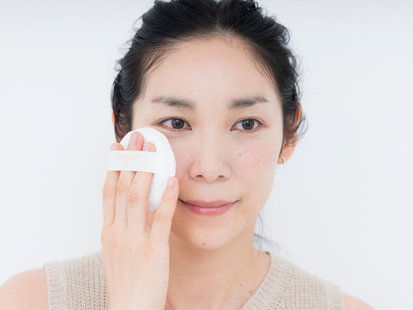 額や頬には優しいタッチでパフをポンポンと置くと、フワッと自然な粉づきに。