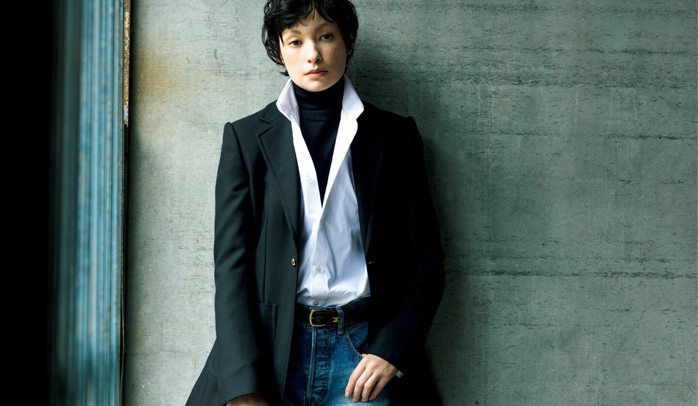 セリーヌの白シャツ、黒タートルニット、ジーンズのスタイリングを着用したモデル・太田莉菜さん