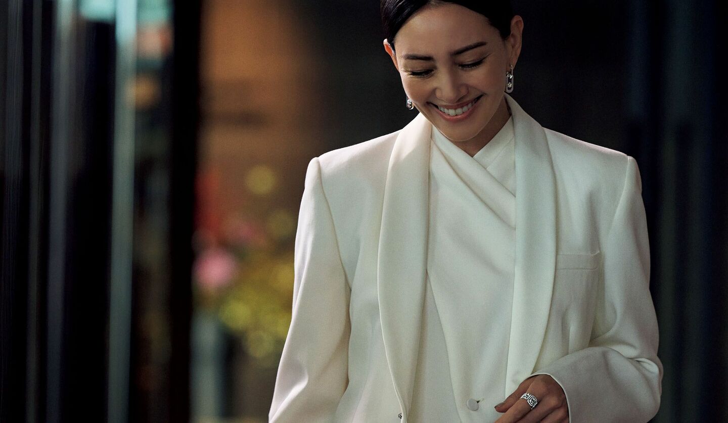 「マックスマーラ」のジャケットと変形ジレを着用したモデルのRINAさん