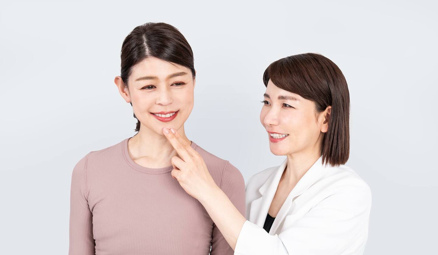 二人の女性 トレーニングの指導をしている