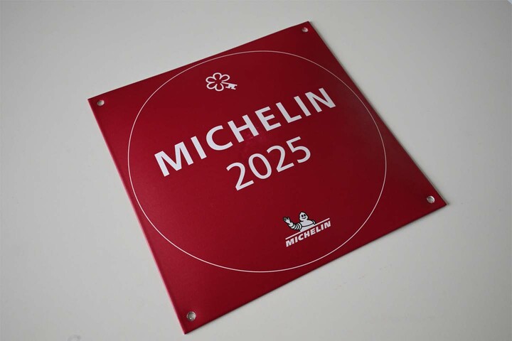 ミシュランキーを獲得したホテルに授与されるプレート。