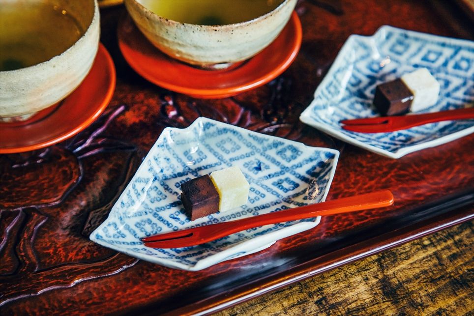 この日のお茶菓子は、鎌倉発のカカオ専門店「チョコレートバンク」の生チョコ。湯呑は福森雅武さんの作品