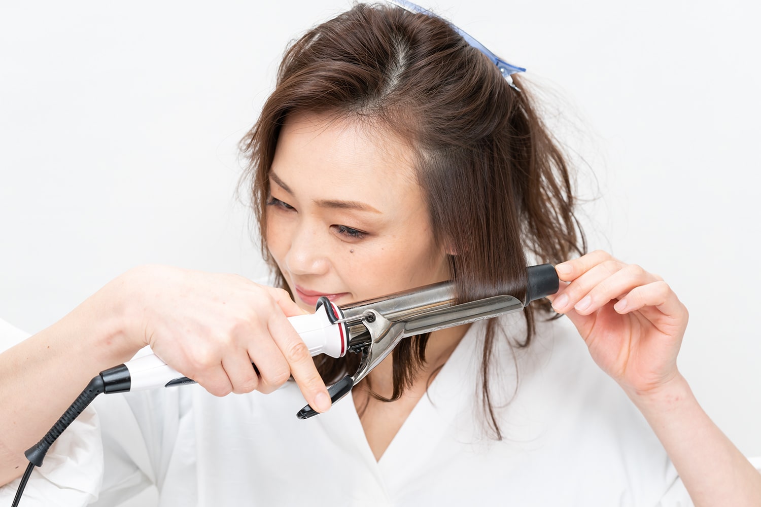 他の段の毛束を巻き込まないように、ピンで束ねておくとスタイリングしやすい。