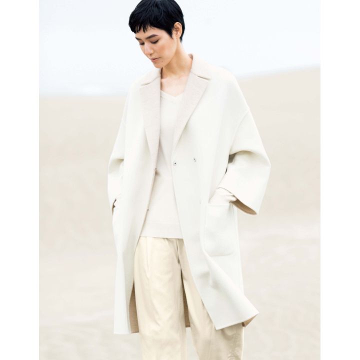 ニット/Precious創刊15周年記念コラボ商品・コート・パンツ(ブルネロ クチネリ ジャパン) 撮影/浅井佳代子 BY:『Precious12月号』小学館、2019年