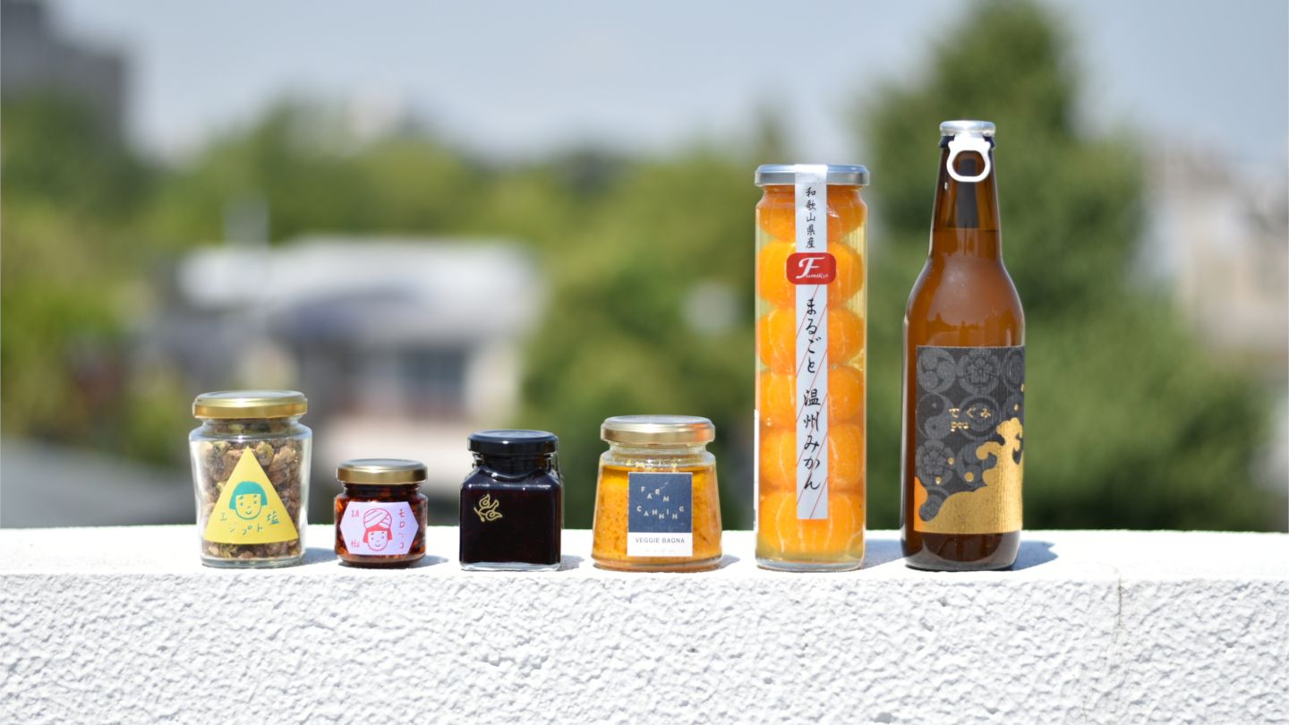 左から ベジバーニャ ニンジン / FARM CANNING、まるごと温州みかん / ふみこ農園、旅するコンフィチュール、エジプト塩 / S/S/A/W、モロッコ胡椒 / S/S/A/W、てぐみpeu / 丹波ワイン ¥6,000