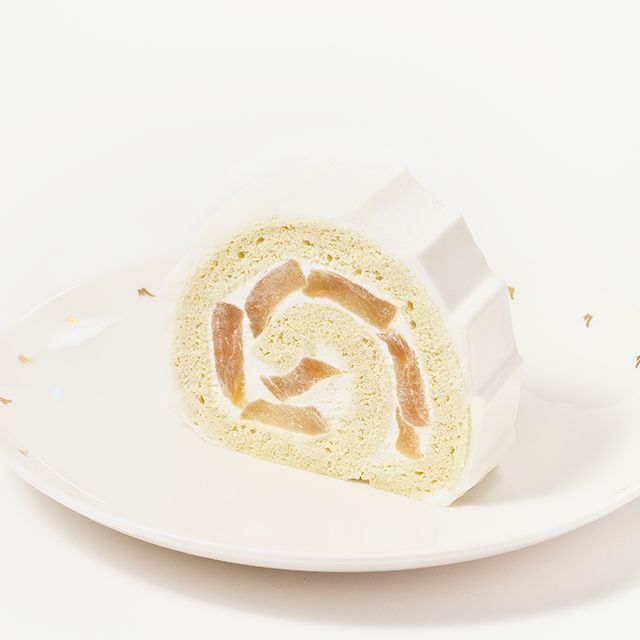 シンプルな生クリームとスポンジで真っ赤に色付いた旬のりんごをぎゅっと包んだ、秋を丸ごと味わえる、旬のフルーツを使った季節限定「りんごロールケーキ」