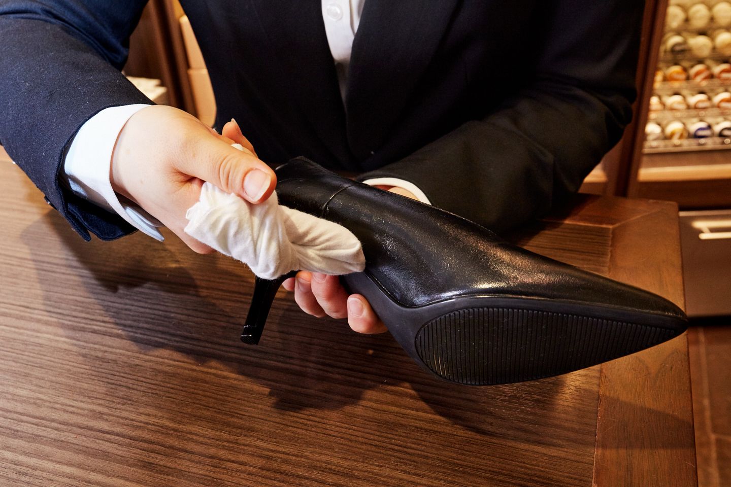 デリケートレザー用のクリームを用いて保湿をする