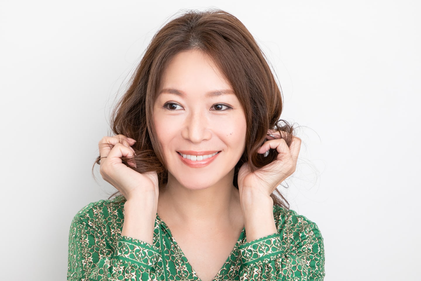 毛先にもピンポン球大くらいのムースを。毛先を握るように揉み込んだら、自然乾燥させる。