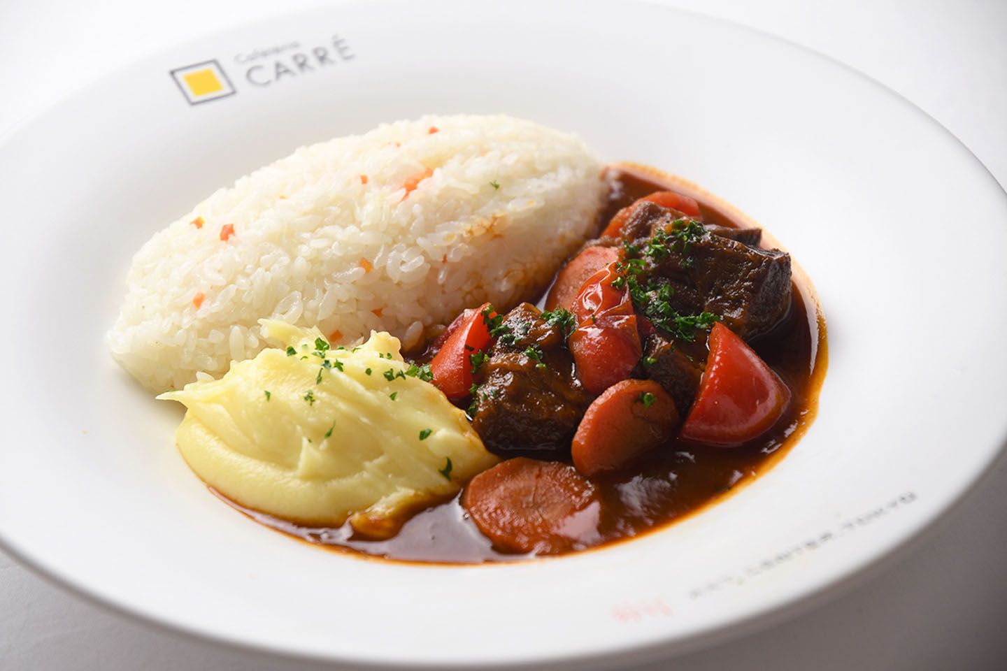 地下1階「カフェテリア カレ」の「ウィーン風牛肉と野菜のシチュー“グーラッシュ”バターライス添え」¥1,200(税別)
