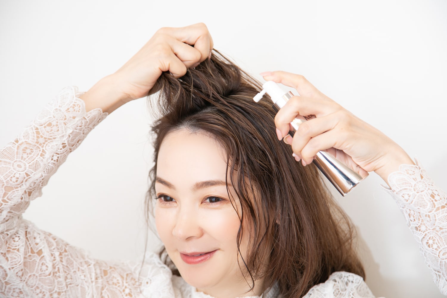 塗れた髪に、ケラスターゼ アドジュネス(髪にハリコシの出る洗い流さないトリートメント)をスプレー。根元を起こしながら全体を乾かす。