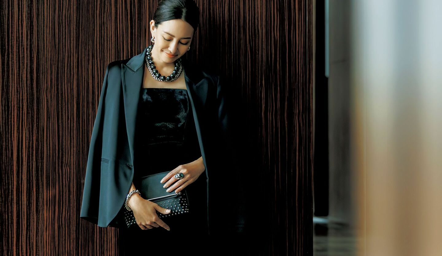 「フォルテ フォルテ」のジャケットとワンピースを着用したモデル