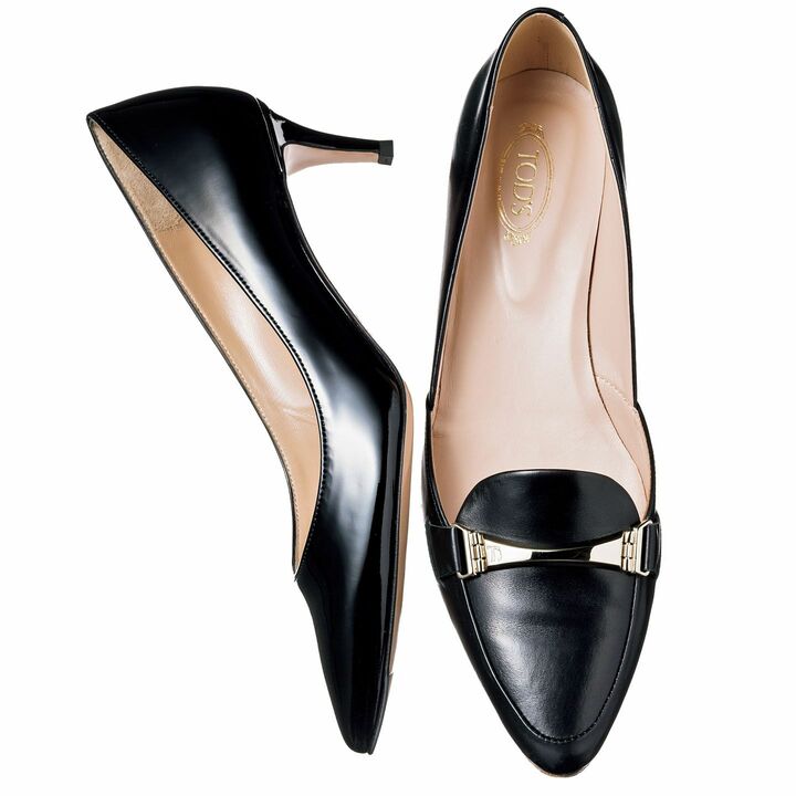 左／王道のプレーンパンプスは仕事シーンの必需品。［ヒール6cm］￥76,000（ジャンヴィト ロッシ ジャパン）、右／ローファー風のデザインながら、ほっそりとしたトウがエレガント。［ヒール3.5 cm］￥82,000（トッズ・ジャパン）