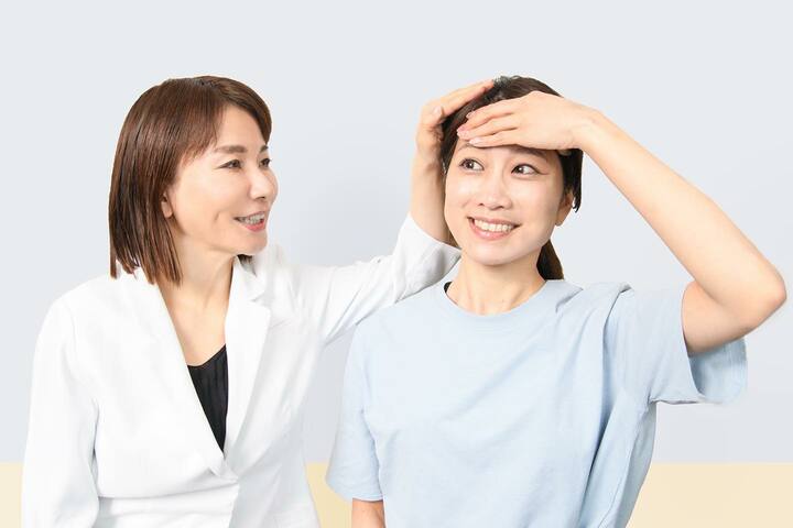 二人の女性　メソッドの指導をしている