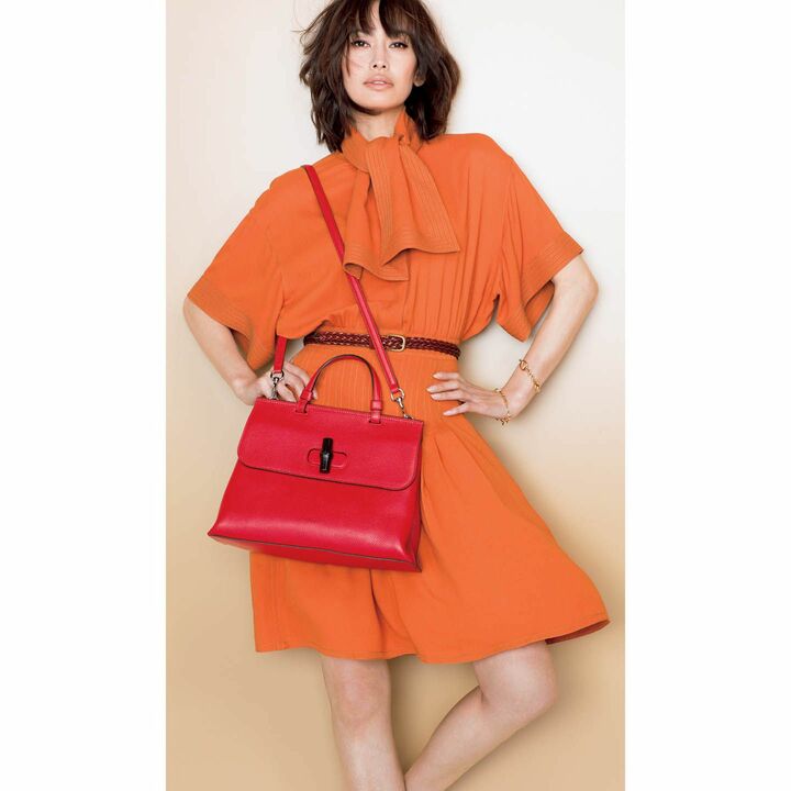 ワンピース・ベルト・ブレスレット［手首側から］・バッグ『バンブーデイリー』ミディアムサイズ［縦24×横33×マチ13cm］（グッチ ジャパン）　撮影／浅井佳代子　BY：『Precious5月号』小学館、2015年