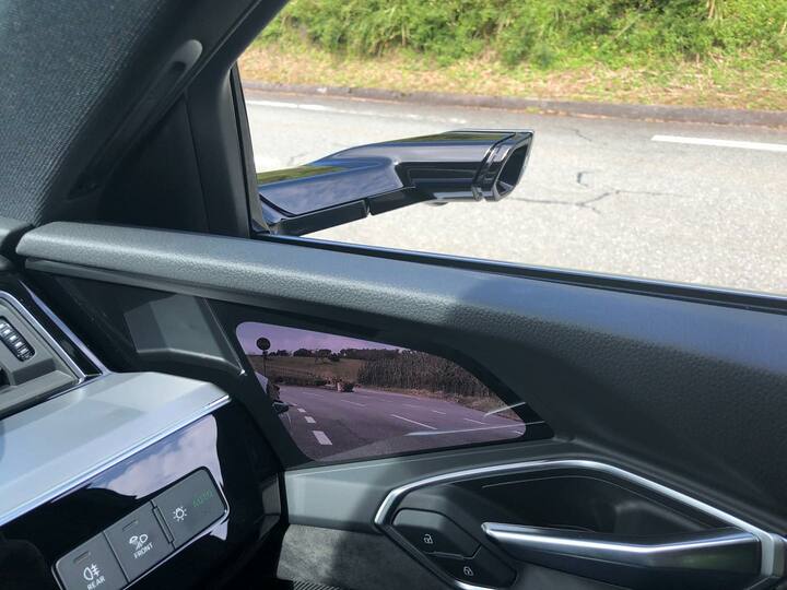 オプションのバーチャルエクステリアミラー。