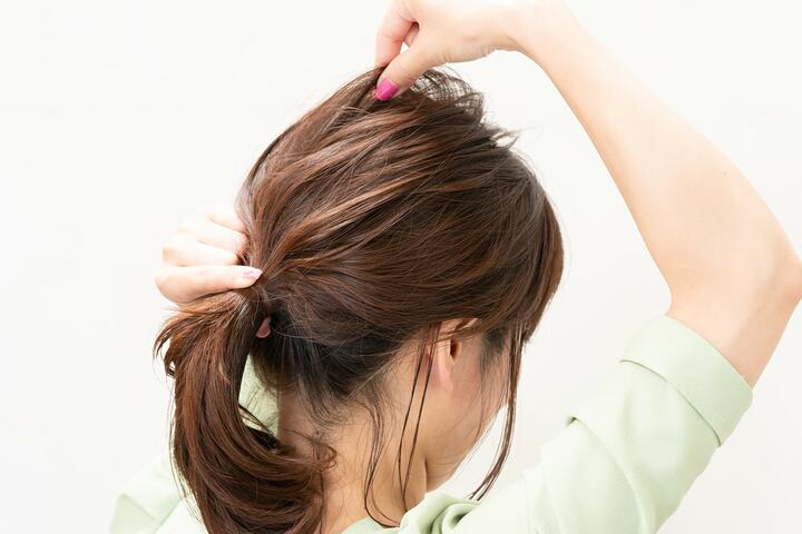 頭頂部とサイドの髪は、プロセス８で引き出した毛束の間の髪を４箇所引き出すのが理想。