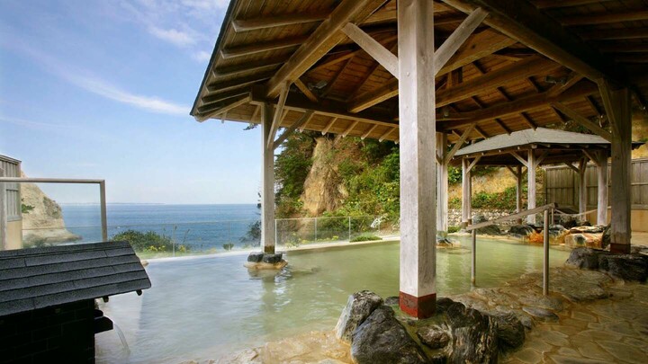 茨城県「五浦観光ホテル」の別館の大浴場「大観の湯」の露天風呂。