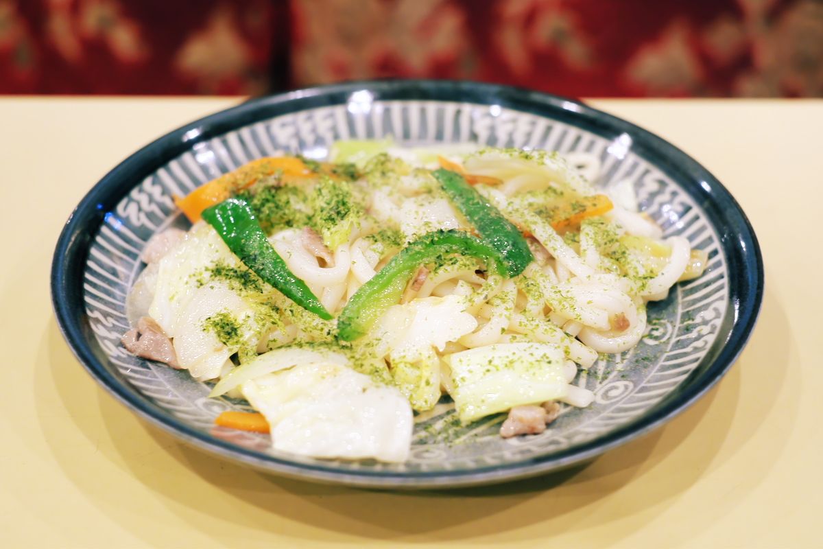 家庭で出されるような素朴な味わいの焼きうどん