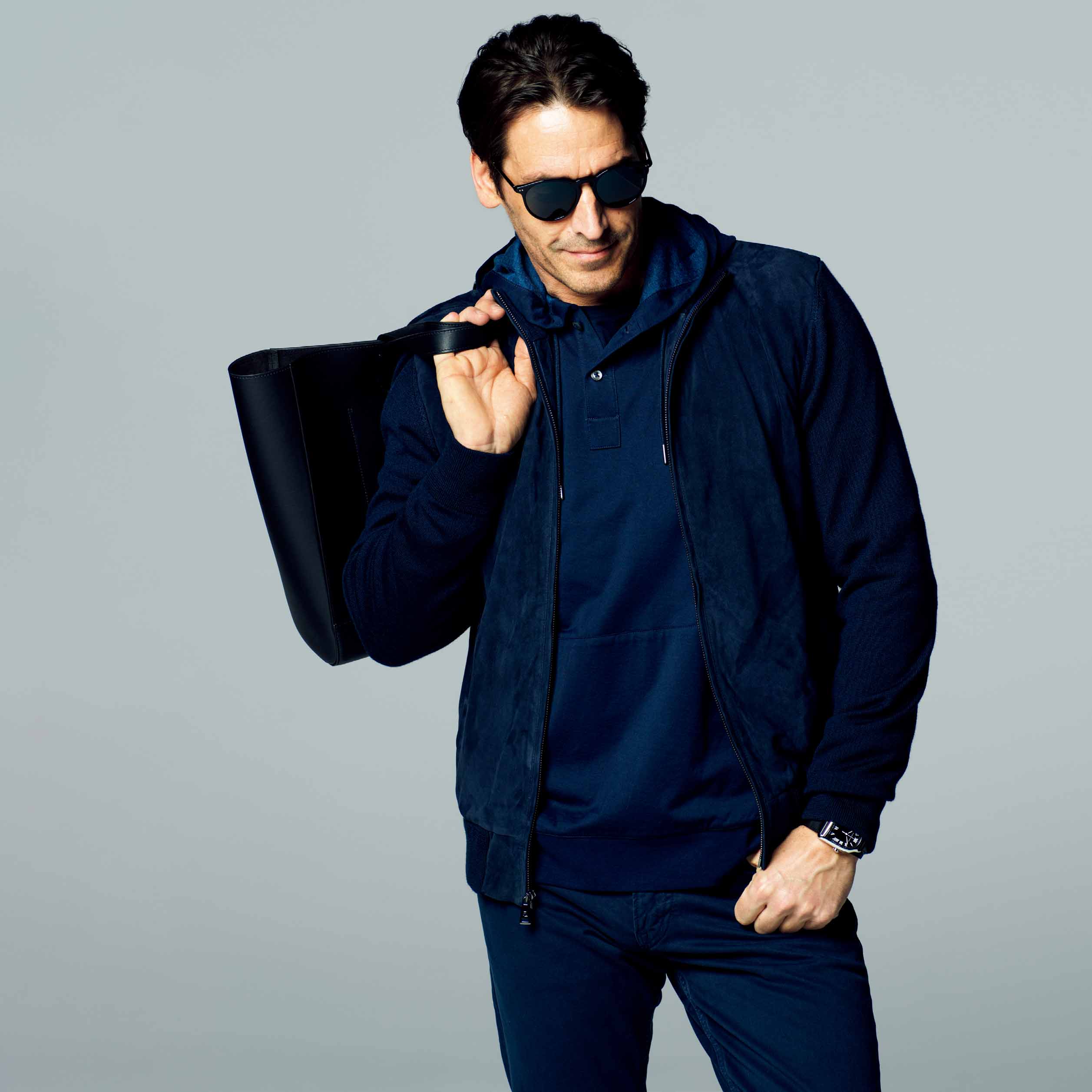 ブルゾン¥224,000・パーカ¥51,000・Tシャツ¥22,000・パンツ¥46,000・サングラス¥34,000・バッグ¥144,000(ラルフ ローレン〈ラルフ ローレン パープル レーベル〉) 時計¥390,000(ラルフ ローレン 表参道〈ラルフローレン〉)