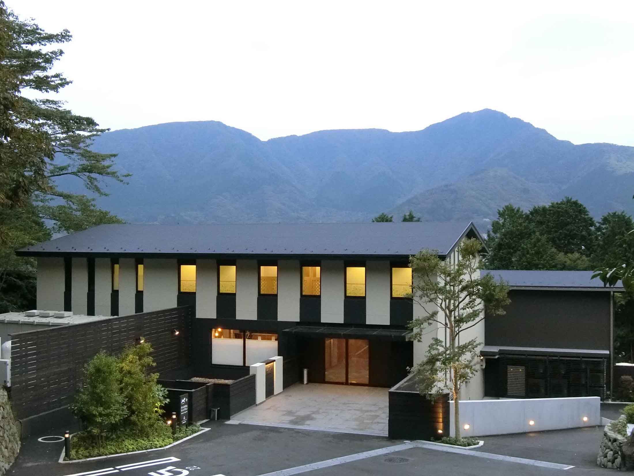 屋外ドッグランからは箱根の山々が一望できる