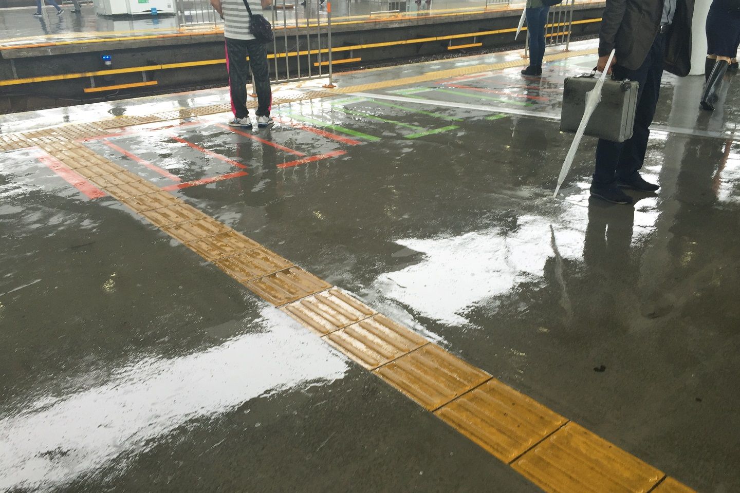 電車内では特に周囲への配慮が必要