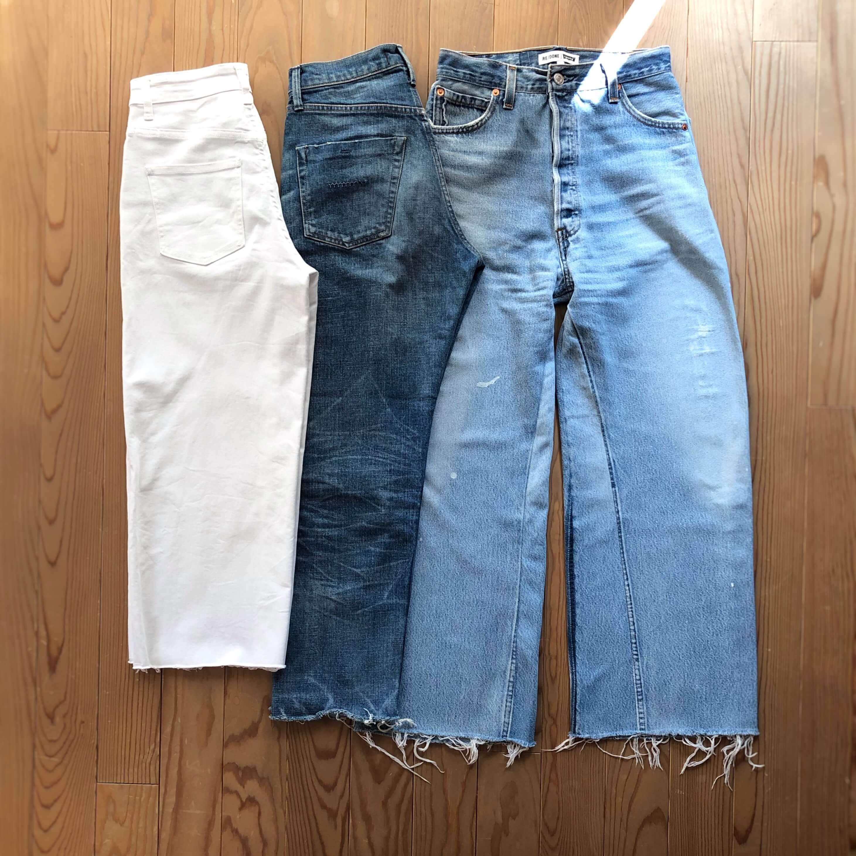 今年買ったデニムは、気づいてみたらすべて、すそが切りっぱなし。スニーカーでもよし、あえてきれいめの靴を合わせても映える気がしています。左/ユニクロ 中/ヤヌーク 右/RE/DONE