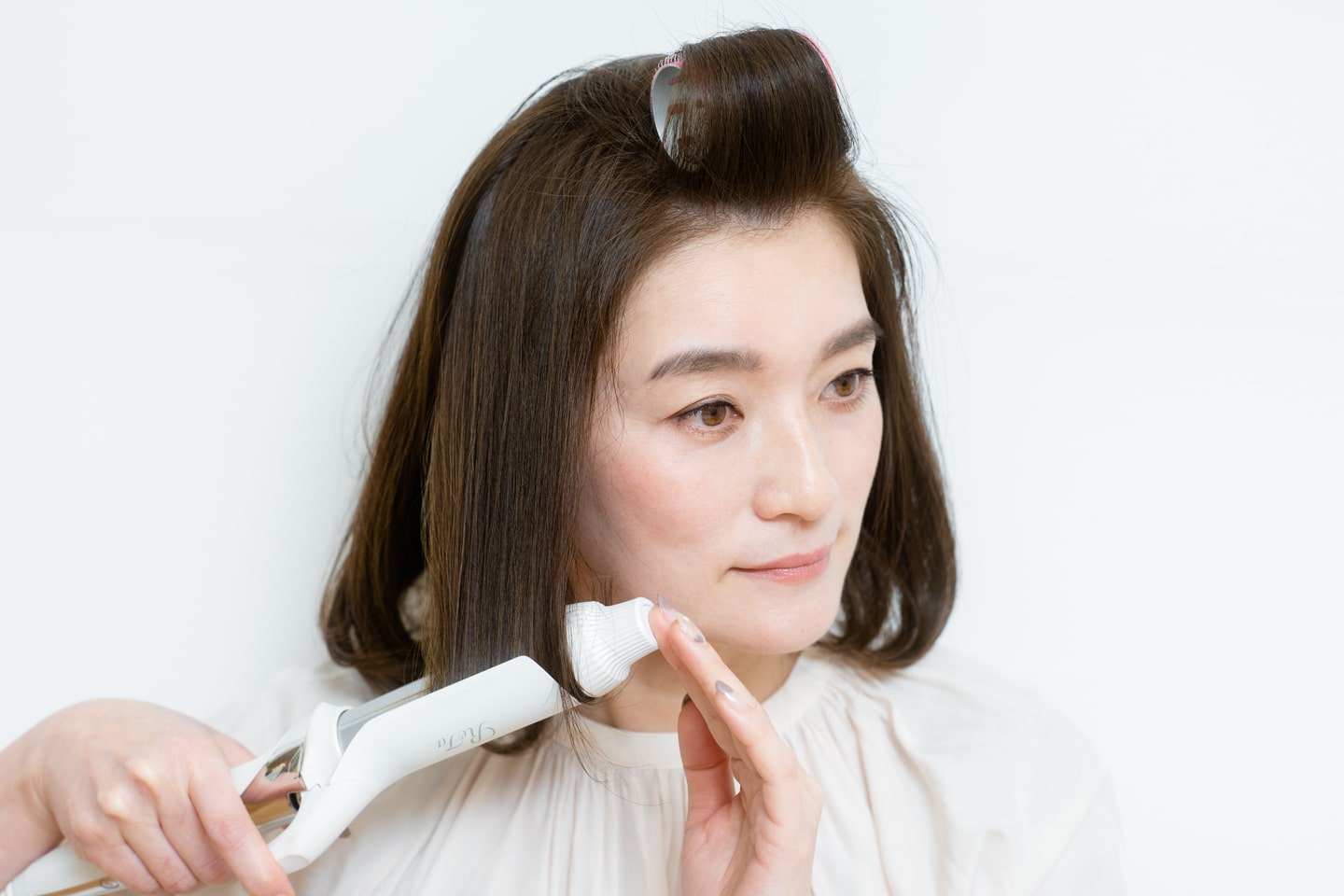 32mmのヘアアイロンを使用。全体の毛先を内巻きにワンカール。最後に軽い質感のオイルを中間~毛先になじませて完成。