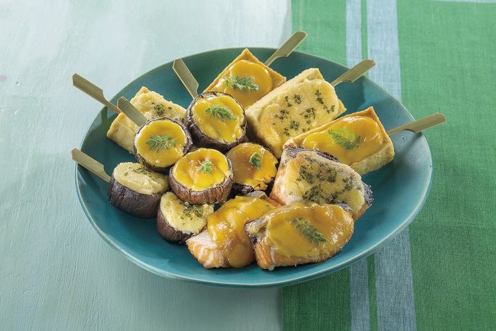 上下のヒーター内臓プレートは、食材をつぶしたくないピザやチーズ料理をするときに便利。こちらは田楽!
