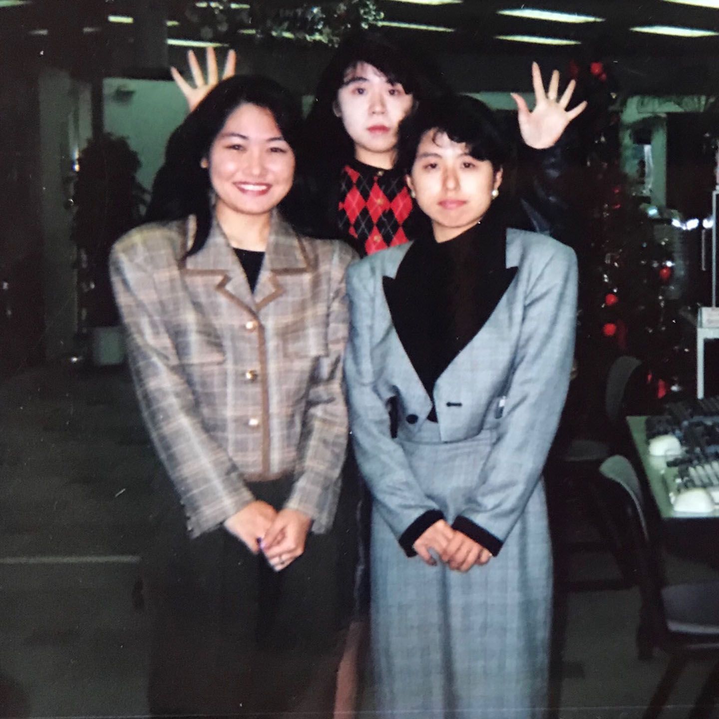 写真手前右は、富士通時代の大村さん。新製品の展示会では運営やオペレーションを担当。 肩パッド入りのスーツはバブル期のトレンド。