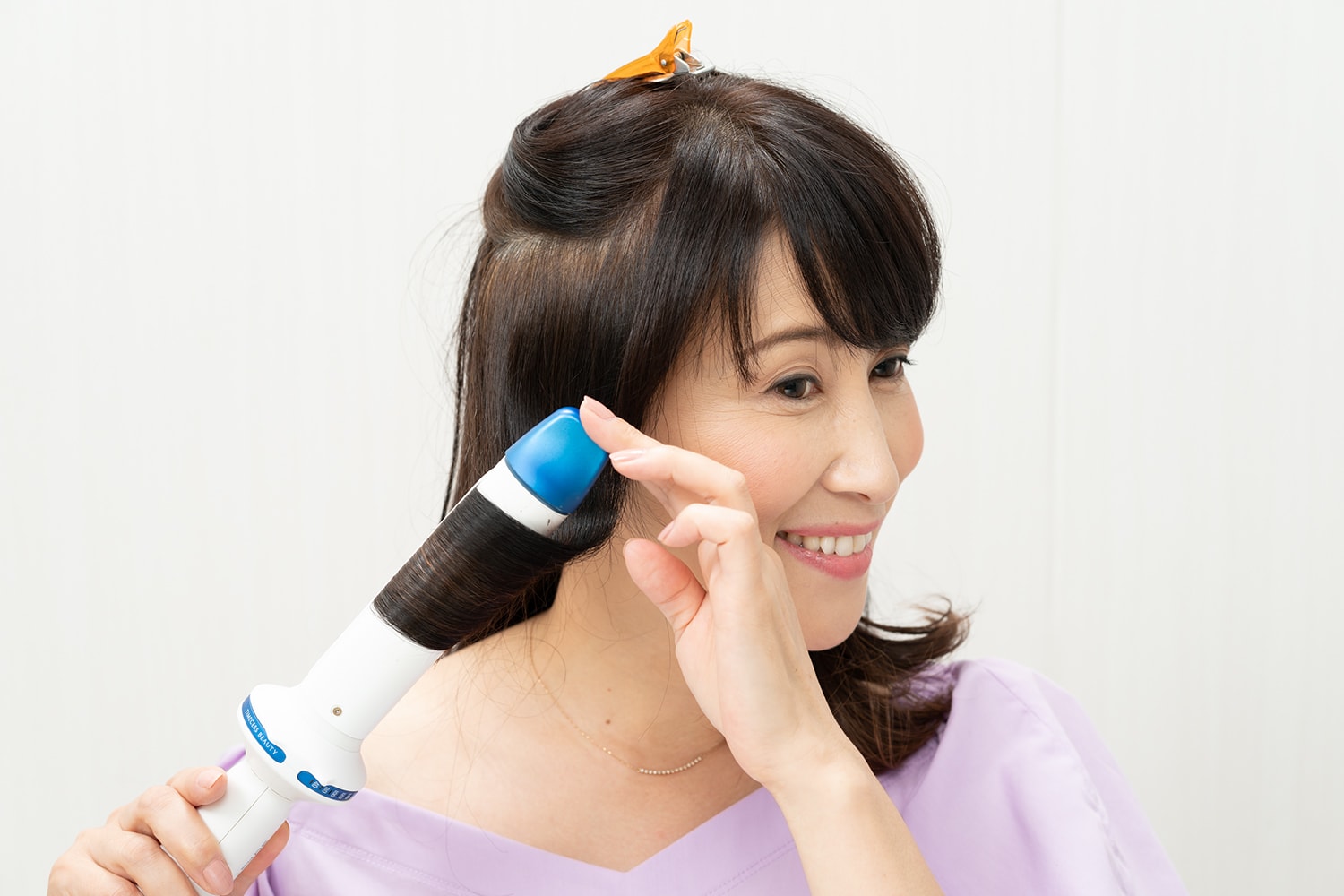 ヘアビューロン 3D Plusの32mmを使用。内側の髪の毛先をすべて外巻きに。1回転半を目安に巻きつけて。