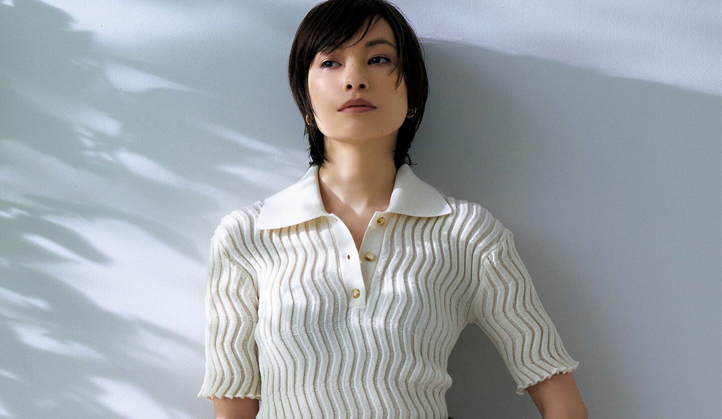 「ボッテガ･ヴェネタ」の上質ウールの幾何学柄編みポロニットを着るモデル太田莉菜さんの写真