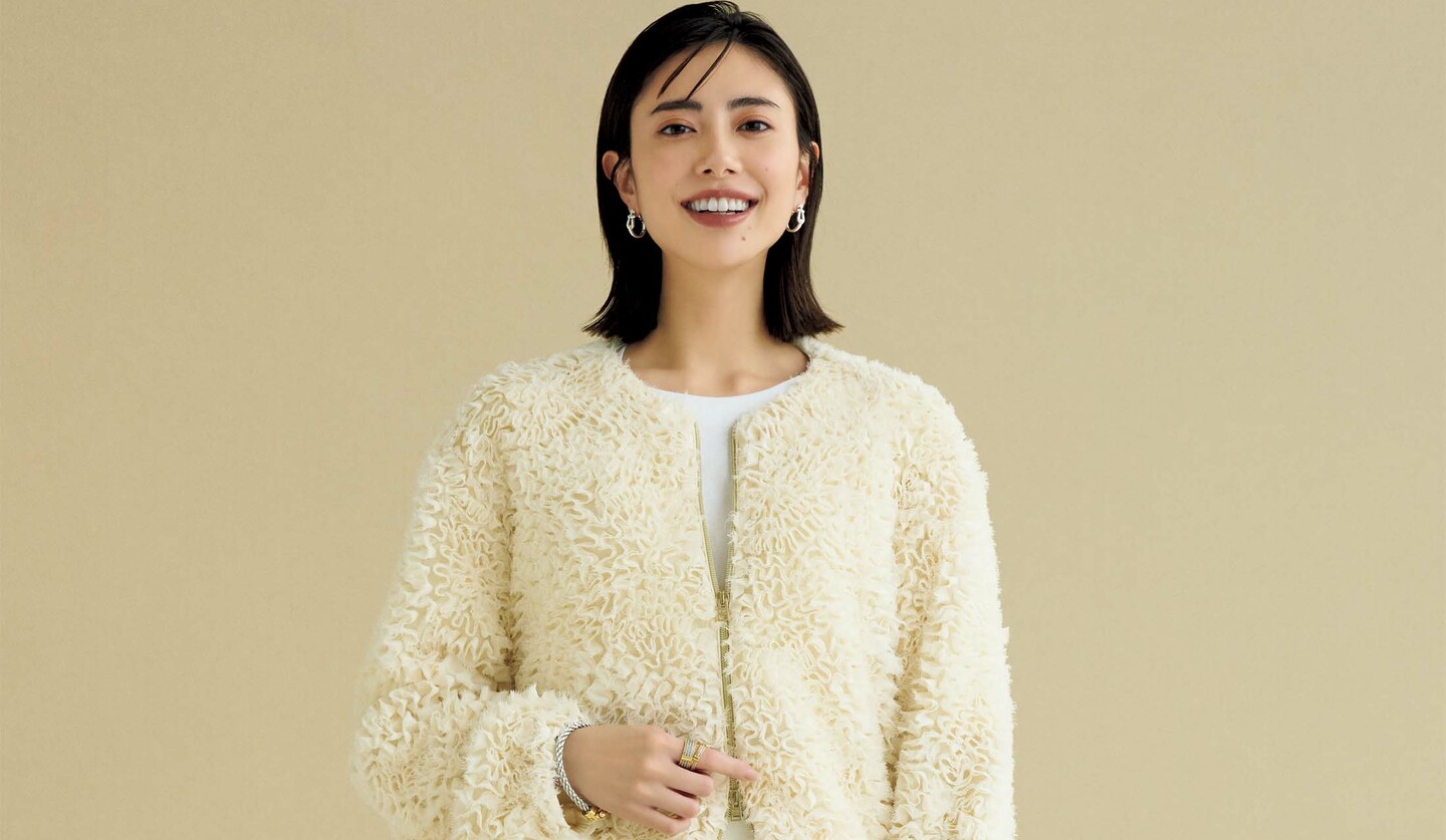 ヘルノのアウターを着用したモデルの土屋巴瑞季さん