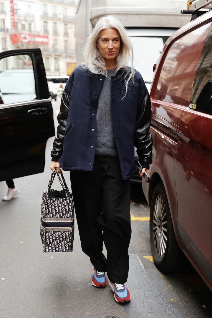 ゆとりのあるシルエットで構成し、余裕感をアピール。