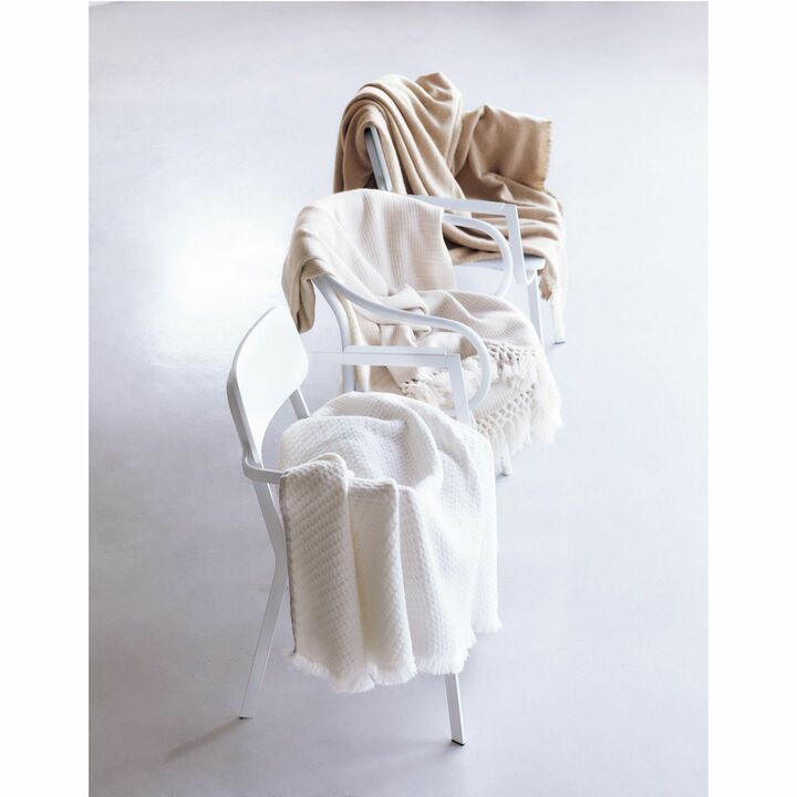 ［上］ブランケット（キャメル／230×270cm）￥410,000・［中］ブランケット（エクリュ／140×190㎝）￥490,000・［下］ブランケット（ホワイト×グレー／140×190㎝）￥390,000（三喜商事〈アニオナ〉）