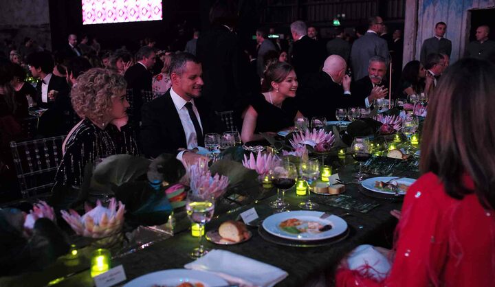 ガラディナーの一コマ、ジジ・ハディッド（テーブル中央）とジュリア・ガーナー（左端）ら。