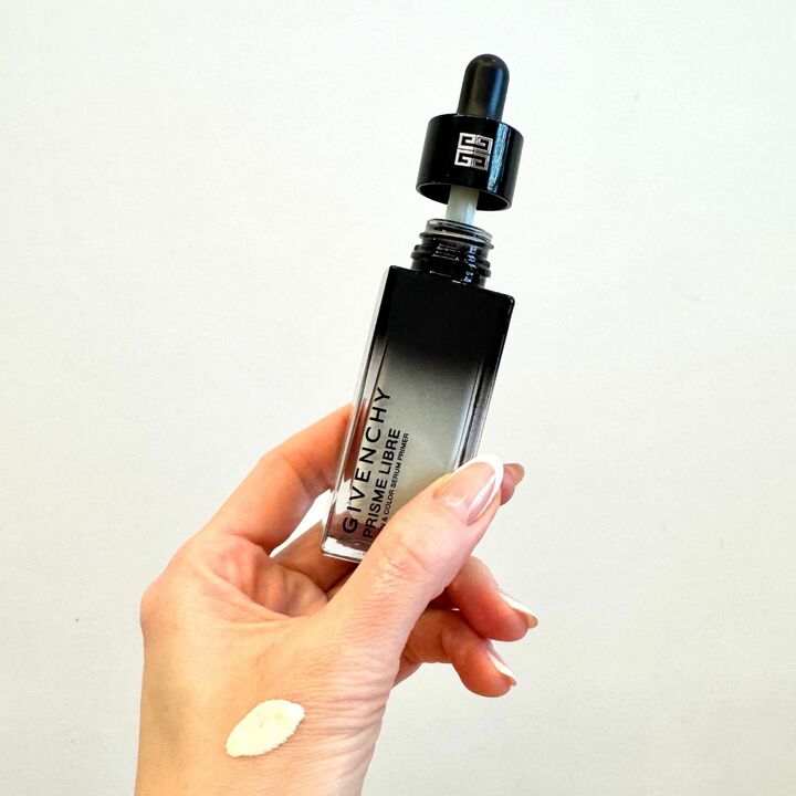 パルファム ジバンシィ プリズム・リーブル・ケア＆カラー・セラム・プライマー グリーン 30ml ￥7,700(1月21日公式オンライン先行発売・2月1日全国発売)