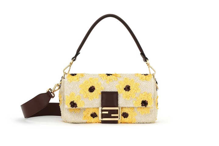 スパンコールの華やかな装飾が主役級の存在感を放つ バッグ「バゲット」￥742,500【サイズ：縦15×横27×マチ6cm／ショルダーストラップ付き】