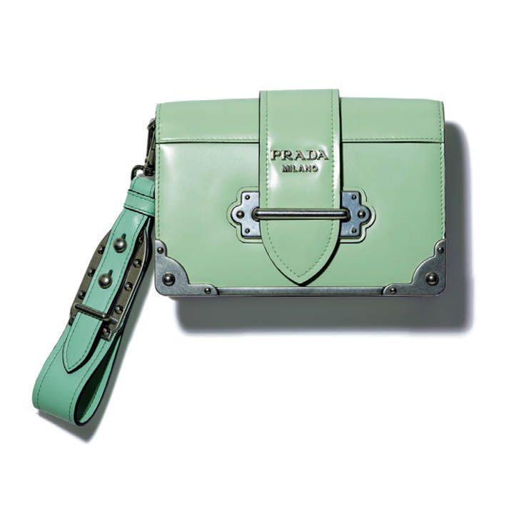 バッグ『プラダ カイエバッグ』［縦11.5×横18×マチ4cm］￥234,000／予定価格（プラダ クライアントサービス）