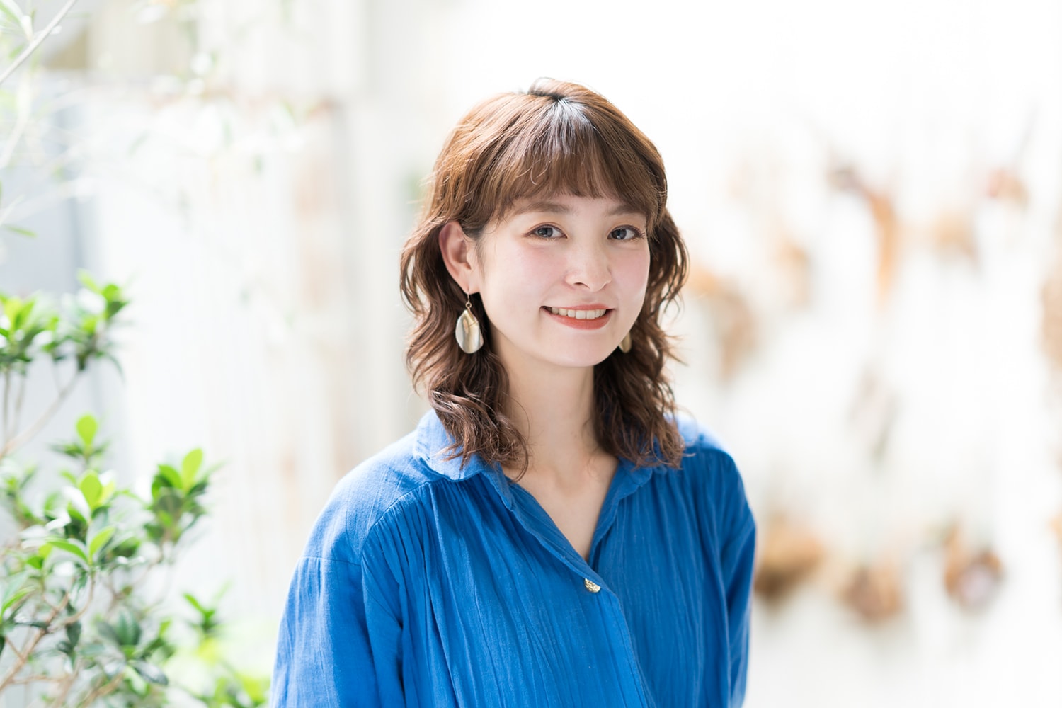 MAGNOLiAデザイナー・KAYOさん。「メイク道具を集めることが好きです。お客さんにも使っているアイテムを聞いて買いに行くこともあります!」