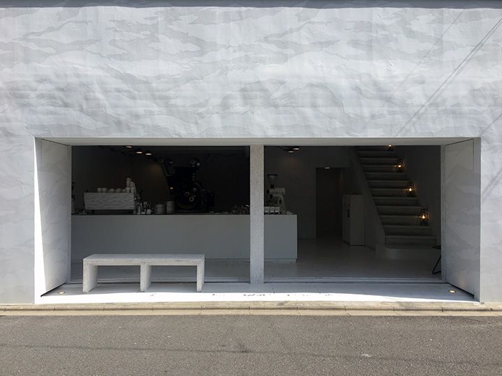 外壁や階段、カウンター、ベンチも真っ白。カウンター内に置かれたブラックボディの大型焙煎機がひときわ目を引く