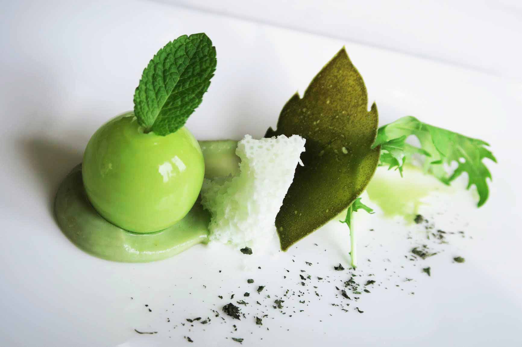 締めのデザートは「Verde 緑」と題された緑色のデザート。ミント、ライム、レモン、抹茶、葉緑素など、あらゆる緑色の食材を一口サイズのドルチェにまとめた。