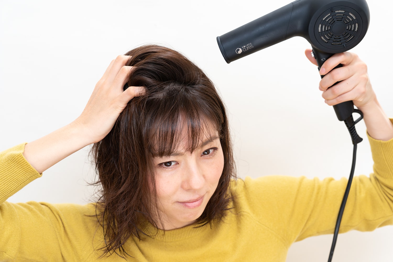 ドライヤーは髪の根元に当てるのがポイント。