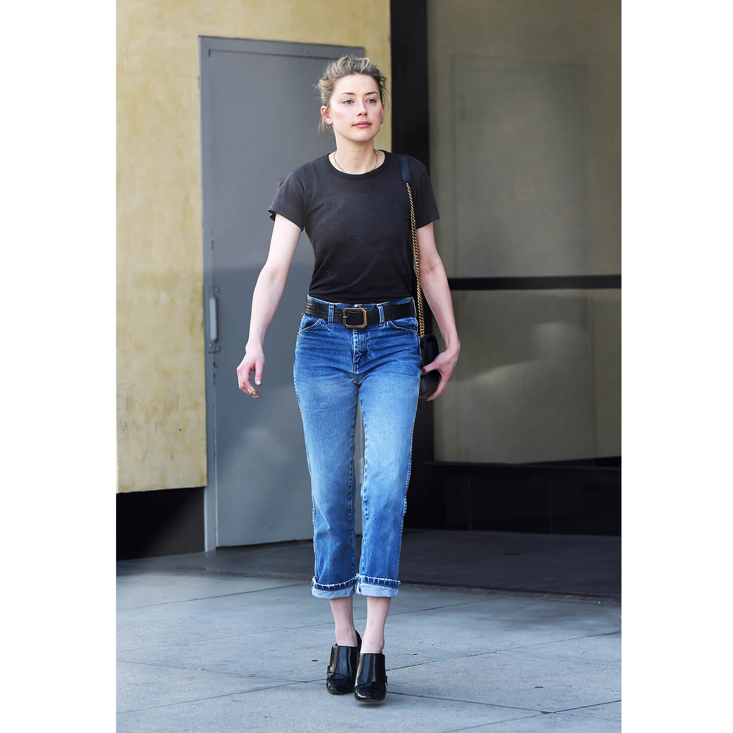 黒Tシャツ×ジーンズの女性
