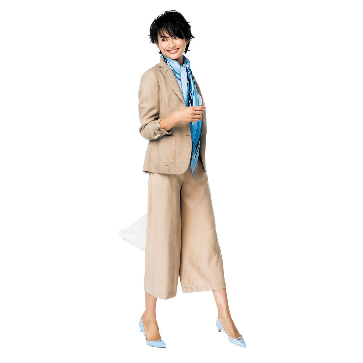 ボリオリのジャケット¥118,000・エアロンのパンツ¥43,000(コロネット)、ニット¥61,000(エスカーダ・ジャパン〈エスカーダ〉)、スカーフ¥79,000(エルメスジャポン)、バッグ¥161,000(アクリスジャパン〈アクリス〉)、靴¥46,000(アマン〈ペリーコ〉)