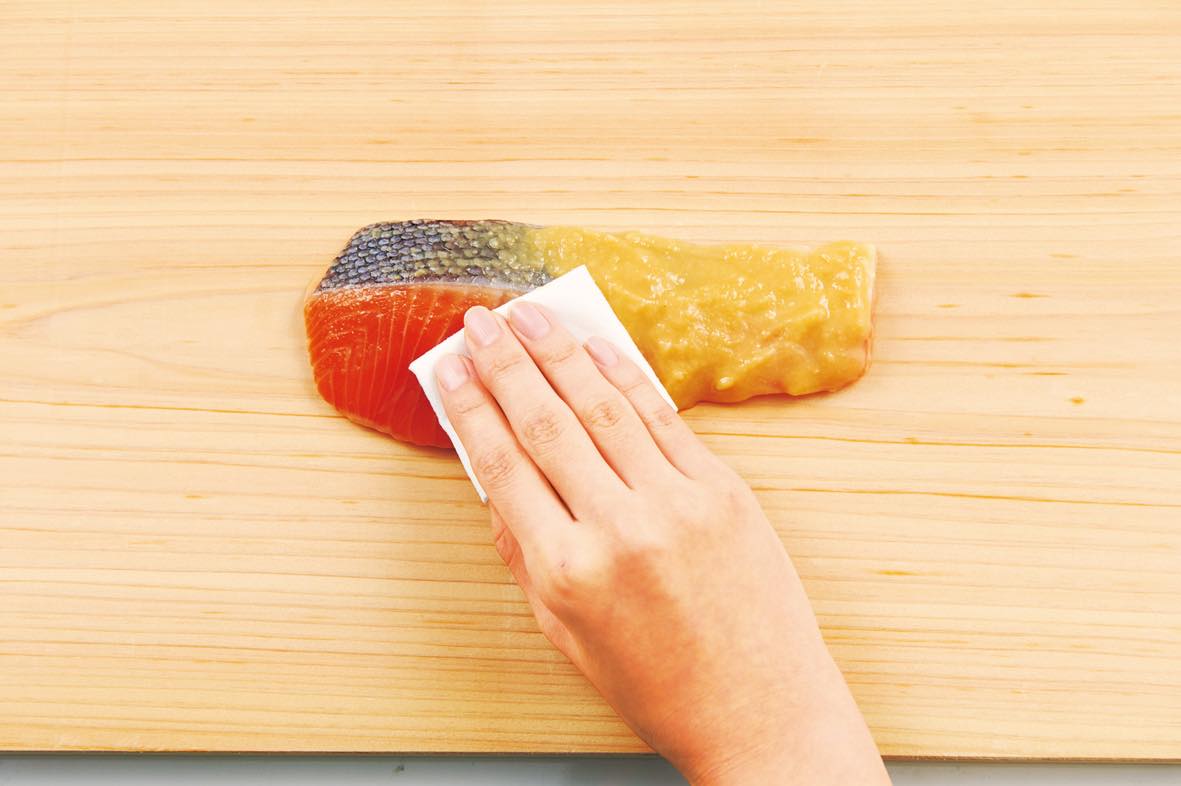 始めに、クッキングペーパーなどで魚についた味噌を軽く拭き取る。